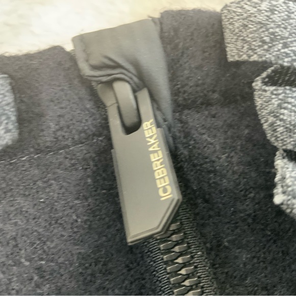 ICEBREAKER Merinoloft Departure Quilted Jacket. Black insulated wool. Size Med. - Picture 7 of 8